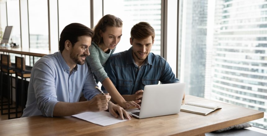 Creative,Business,Team,Sharing,Laptop,In,Office,,Watching,Startup,Presentation,